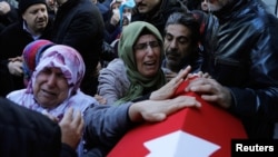2일 터키 이스탄불 나이트클럽 총기난사 테러 희생자 영결식에서 유족과 친지들이 오열하고 있다. 