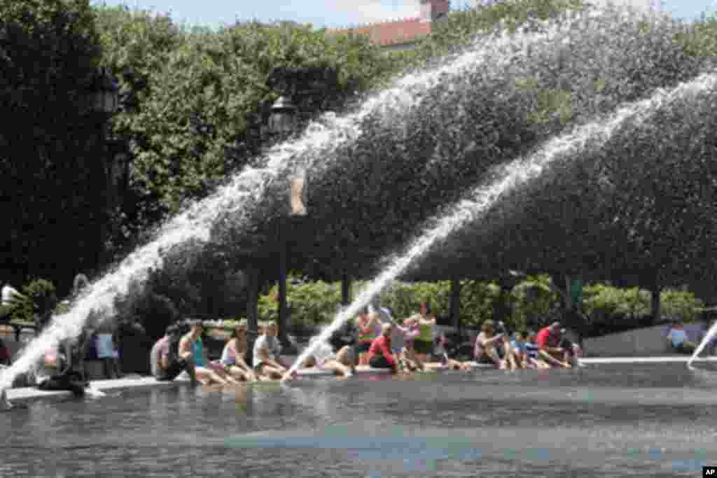 巨型水柱制造凉快感觉