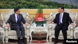 U.S. Treasury Secretary Jacob Lew (L) speaks with China's President Xi Jinping during their meeting at the Great Hall of the People in Beijing, March 19, 2013.