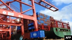 2018年7月13日在中國江蘇省連雲港港口碼頭上的集裝箱和一輛卡車。