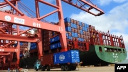 중국 장쑤성 렌윈강의 항구에서 트럭이 컨테이너를 싣고 이동하고 있다. 
