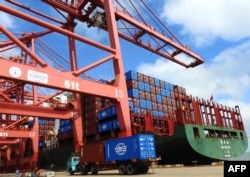 중국 장쑤성 렌윈강의 항구에서 트럭이 컨테이너를 싣고 이동하고 있다.