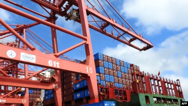 中国江苏省连云港港口码头上的集装箱和一辆卡车。(2018年7月13日)