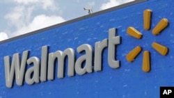 រូបភាព​ឯកសារ៖ ស្លាកសញ្ញា​ Walmart នៅ​ក្នុងទីក្រុង​ Hialeah Gardens រដ្ឋ Florida កាលពី​ថ្ងៃទី​០១ មិថុនា ឆ្នាំ ២០១៧។