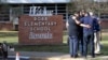 전날 총기 난사 사건이 발생한 미국 텍사스주 유밸디 시의 롭초등학교에 주민들이 희생자들을 추모하고 있다.