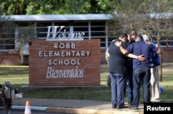 德州居民在罗布小学前哀悼枪击案罹难者。（2022年5月25日）