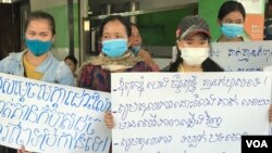 Family members of detained former CNRP party members appeal for their release in front of the Phnom Penh Municipal Court, Cambodia, on June 19, 2020. (Hul Reaksmey/VOA Khmer) 