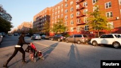 Une femme derrière une poussette dans le quartier de Clifton, aussi appelé, "Little Liberia", Staten Island, New York, le 25 octobre 2014