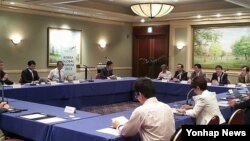 지난 7월 한국 통일부 주최로 도쿄에서 열린 한반도 국제포럼. 한일 당국자 및 전문가들이 박근혜 정부의 대북정책 등에 대해 의견을 교환했다.