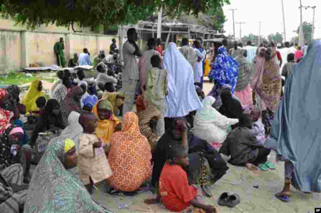 Al&#39;umar jahar Borno wadanda suka samu kawunansu, a cikin hakin ha&#39;ula&#39;i a sanadiyyar rikicin Boko Haram. Wadannan wasu da ga cikin wadan da suka bar gidajensu ne a wata makarantar sakandire da aka ware don taimaka musu. 3 ga Satumba na shekara 2014.