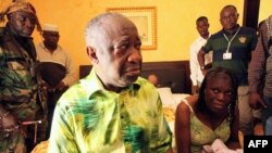 Cựu Tổng thống Côte D'Ivoire Laurent Gbagbo và vợ, bà Simone Gbagbo, Simone (phải)