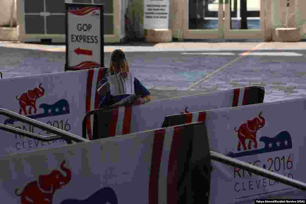 Seorang petugas konvensi membaca instruksi di luar arena Konvensi Nasional Partai Demokrat di Cleveland, 20 Juli 2016.