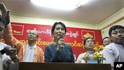 ေဒၚေအာင္ဆန္းစုၾကည္ ျပန္လြတ္လာၿပီးေနာက္ ပထမဆုံး သတင္းစာရွင္းလင္းပြဲ က်င္းပေနစဥ္။ ႏုိ၀င္ဘာ ၁၄၊ ၂၀၁၀။