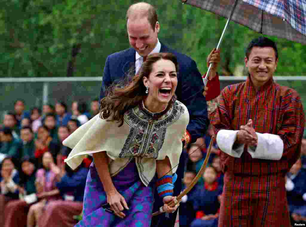 Công nương Catherine của Anh, Nữ Công tước xứ Cambridge, hào hứng sau khi bắn một mũi tên ở Bãi bắn cung Changlimithang ở thủ đô Thimphu, Bhutan.