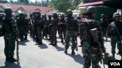 Pasukan TNI yang merupakan bagian dari 1.700 personel gabungan TNI Polri yang dilibatkan dalam operasi Camar Maleo 4 (VOA/Yoanes).