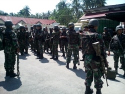 Pasukan TNI yang merupakan bagian dari 1.700 personel gabungan TNI Polri yang dilibatkan dalam operasi Camar Maleo 4. (Foto: VOA/Yoanes).