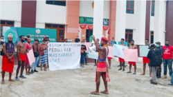 Mahasiswa menggelar aksi di halaman PTUN Jayapura mendukung pencabutan ijin perusahaan sawit di Sorong. (Foto: Courtesy/Yohanis Mambrasar)