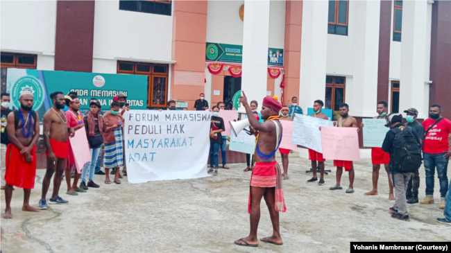 Mahasiswa menggelar aksi di halaman PTUN Jayapura mendukung pencabutan ijin perusahaan sawit di Sorong. (Foto: Courtesy/Yohanis Mambrasar)