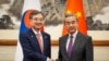 지난해 9월 조현 한국 외교부 장관(사진 왼쪽)이 왕이 중국 외교부장과 중국 베이징에서 만나 악수하는 모습 (자료사진)
