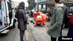 Des secours aident un blessé lors de la fusillade de Macerata, Italie, le 3 février 2018. 