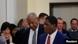 Bill Cosby ingresa a la sala del tribunal para el quinto día de deliberaciones en su juicio por asalto sexual en el Cndado de Montgomery, en Norristown, Pennsylvania. Junio 16, 2017. 