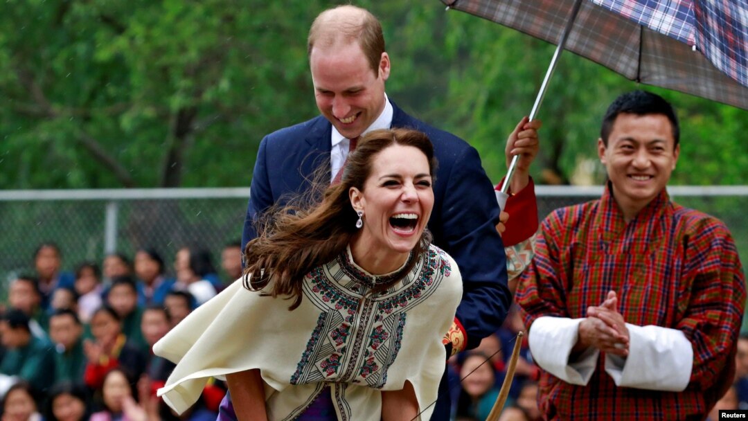 Istri Pangeran William, Duchess of Cambridge, melepaskan panah dalam perlombaan di Thimphu, Bhutan (14/4). (Reuters/Cathal McNaughton)