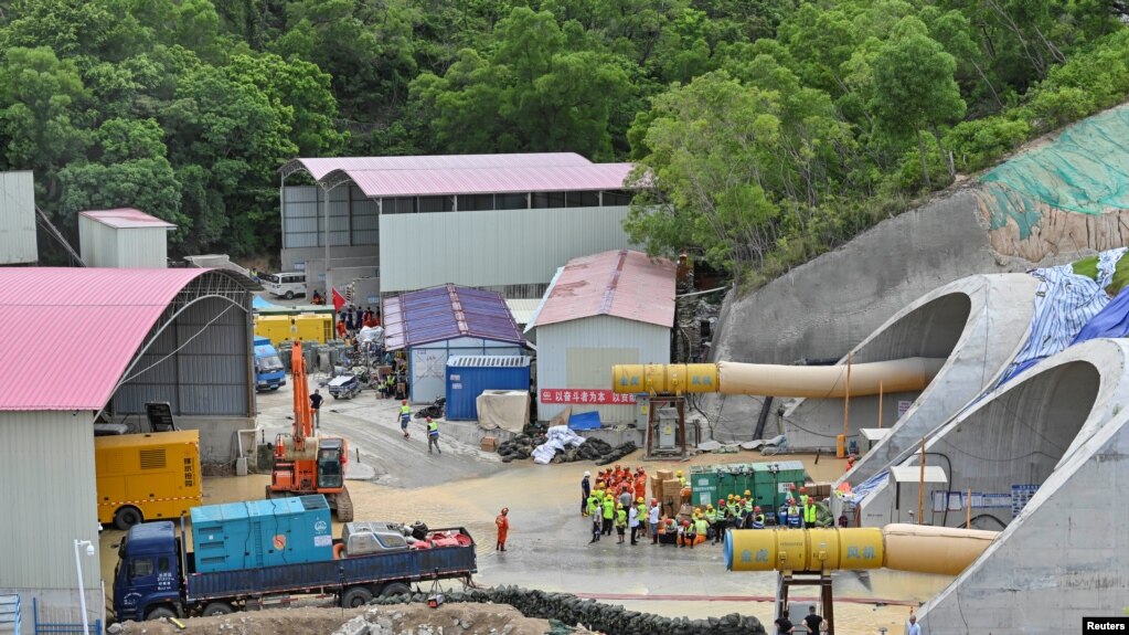 资料照：广东省珠海的救援人员准备救援被堵在石景山隧道施工段里的建筑工人。（2021年7月16日）(photo:VOA)