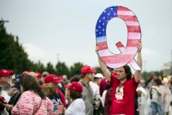 Bir QAnon destekçisi, Pennsylvania eyaletinin Wilkes-Barre kentinde bir gösteri yürüyüşünde