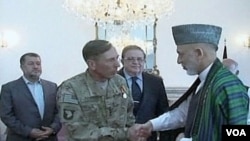 David Petraeus i Hamid Karzai, na ceremoniji ispraćaja u Kabulu