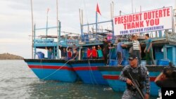 Ngư dân Việt vẫy chào tạm biệt Tổng thống Philippines Rodrigo Duterte và các quan chức khác tại cảng Sual, tỉnh Pangasinan, miền bắc Philippines, 2/11/2016.
