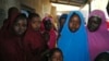 Aishat Alhaji, la deuxième, à droite, une des filles enlevées du collège de science et technique du gouvernement de Dapchi, qui a été libérée, est photographiée après sa libération, à Dapchi, au Nigeria, le 21 mars 2018.