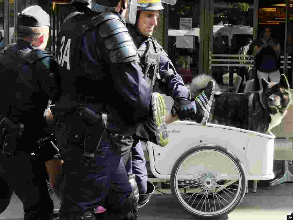 Des policiers anti-émeute prennent de force un protestataire lors d'une manifestation de chauffeurs de taxi à Paris, le 25 juin, 2015 Paris. 