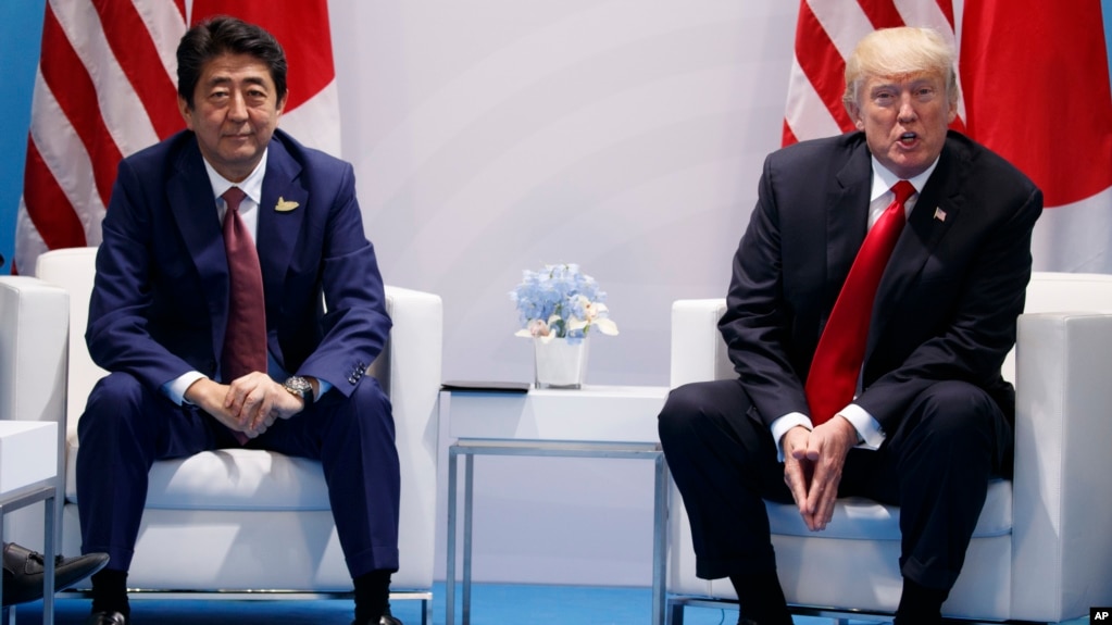 Tư liệu - Tổng thống Mỹ Donald Trump (phải) phát biểu trong một cuộc hội kiến Thủ tướng Nhật Bản Shinzo Abe tại hội nghị Thượng đỉnh G20, ngày 8 tháng 7, 2017, ở Hamburg, Đức.