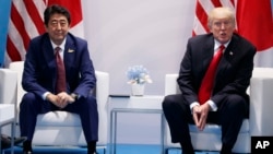 Tư liệu - Tổng thống Mỹ Donald Trump (phải) phát biểu trong một cuộc hội kiến Thủ tướng Nhật Bản Shinzo Abe tại hội nghị Thượng đỉnh G20, ngày 8 tháng 7, 2017, ở Hamburg, Đức.