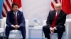 Arhiva - Predsednik Donald Tramp, desno, govori tokom susreta sa japanskim premijerom Šinzoom Abeom na Samitu G20 u Hamburgu, 8. jula 2017.