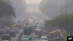 Commuters drive amidst morning haze and toxic smog in New Delhi, India, Nov. 17, 2021. 