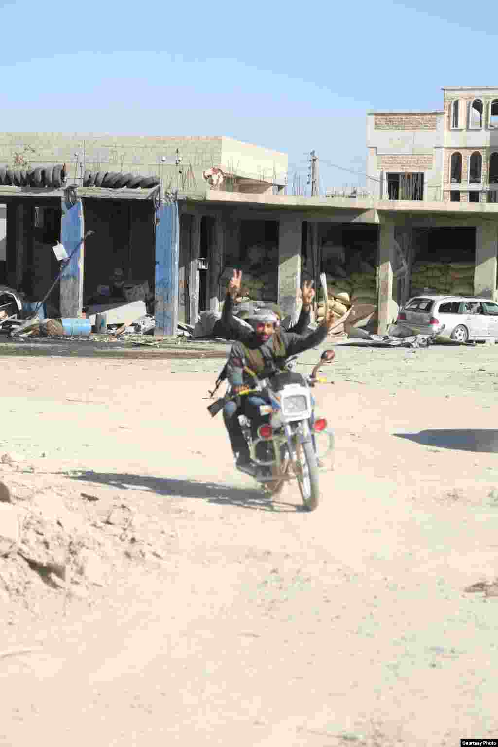 Kurdish fighters return from the frontline, Kobani, Syria, Oct. 22, 2014. (Shirwan Qasim / Transterra Media)