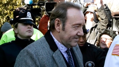 Kevin Spacey parte de la corte en Nantucket, Massachusetts el lunes, 7 de enero de 2019, donde fue instruído de cargos de abuso sexual a un adolescente.