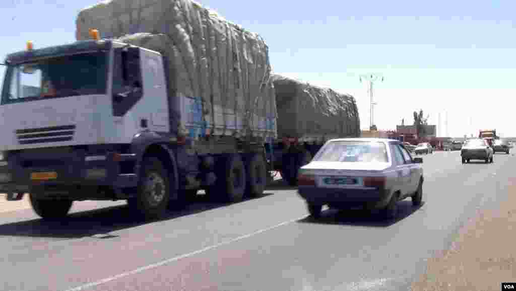 Ben Guerdane traffic to Libya. (L. Bryant/VOA)