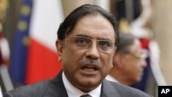 Pakistani President Asif Ali Zardari speaks to journalists in Paris, Aug 2010 (file)