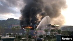 12일 중국 쓰촨성의 화학공장에서 화재가 발생한 후 구조대원들이 화재를 진압하고 있다. 