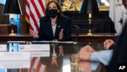 La vicepresidenta Kamala Harris se reúne con propietarias latinas de pequeñas empresas el miércoles 29 de septiembre de 2021 en su oficina de la Casa Blanca en Washington. 