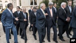 Russian Foreign Minister Sergey Lavrov, left, talks with Arab League Secretary-General Nabil al-Arabi, second left, as Spanish Foreign Minister Jose Manuel Garcia-Margallo, center, gestures towards U.S Secretary of State John Kerry, third right, after a f