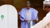 Le président nigérian Muhammadu Buhari se prépare à voter lors de l'élection du Nigeria dans un bureau de vote à Daura, dans l'État de Katsina, au Nigeria, le 23 février 2019.