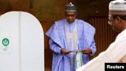 Le président nigerian Muhammadu Buhari, au moment de jeter son bulletin de vote dans l'urne lors de la dernière présidentielle, à Daura, dans l'éta de Katsina, le 23 février 2019.