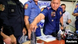 Cảnh sát trưởng quốc gia Ronald Dela Rosa (phải) cầm một phần của thiết bị nổ tự chế được tìm thấy gần đại sứ quán Mỹ trong một cuộc họp báo tại trụ sở cảnh sát ở Manila, Philippines, ngày 28/11/2016.