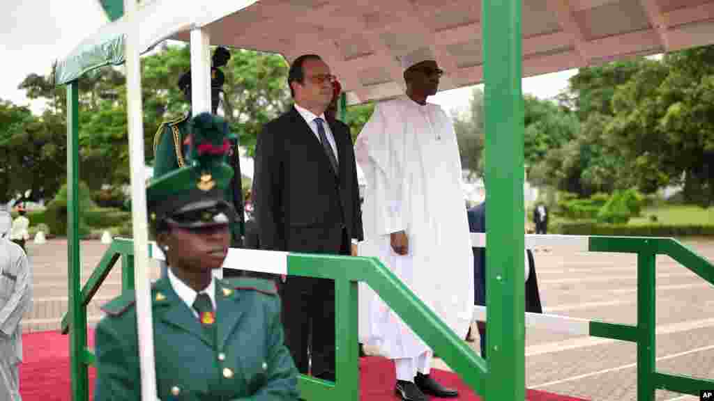Le président français François Hollande, est accueilli par le président nigérian Muhammadu Buhari, à son arrivée à Abuja, au Nigeria, le 14 mai 2016.