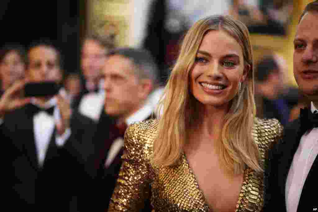 Margot Robbie arrives at the Oscars on Feb. 28, 2016, at the Dolby Theatre in Los Angeles.