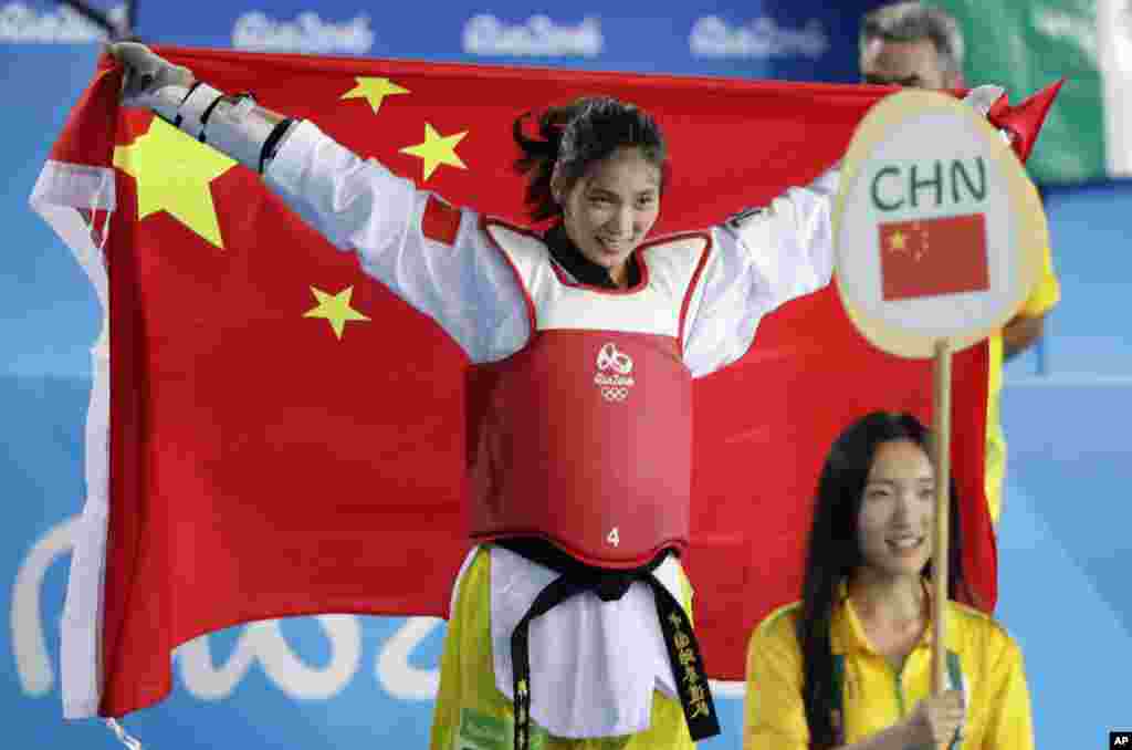 郑姝音在巴西里约热内卢奥运会跆拳道+67公斤级比赛中以5：1战胜墨西哥的埃斯皮诺萨，收获个人首枚奥运金牌（2016年8月20日）