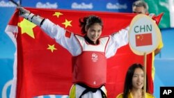 Zheng Shuyin, de la Chine, célèbre sa médaille d'or après avoir battu Maria del Rosario Espinoza, du Mexique, pour la chez les femmes de + de 67 kg de taekwondo aux Jeux olympiques de 2016 à Rio de Janeiro, au Brésil, le samedi 20 août 2016. (AP photo / Robert F. Bukaty)